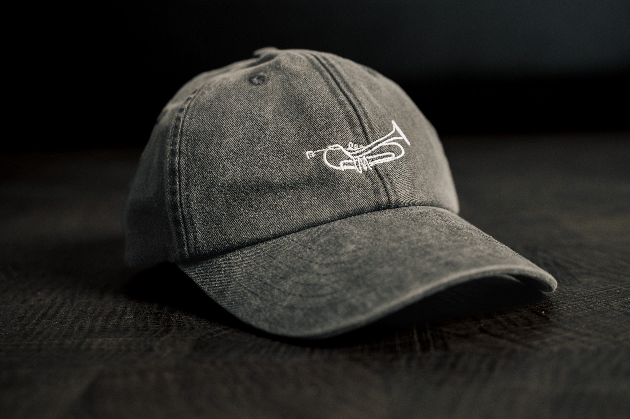 Pironda Cap in Grau mit gestickter Trompete, Vorderseite
