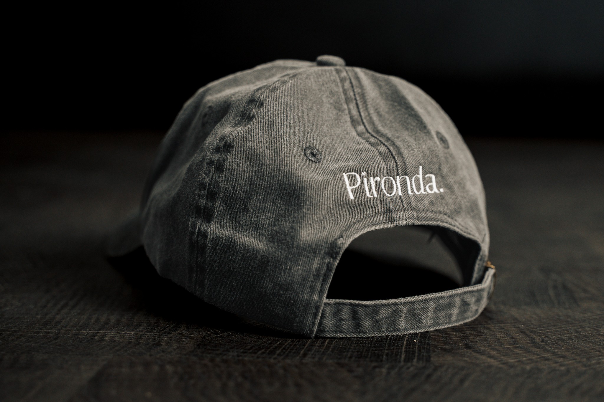 Pironda Cap in Grau mit Schriftzug Pironda, Rückseite