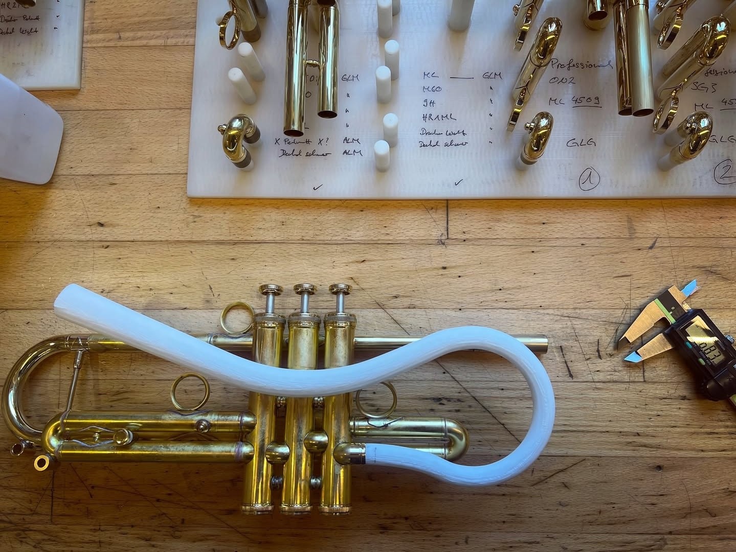 Pironda-Trompete auf der Werkbank in der Trompetenmanufaktur von Musik Spiri