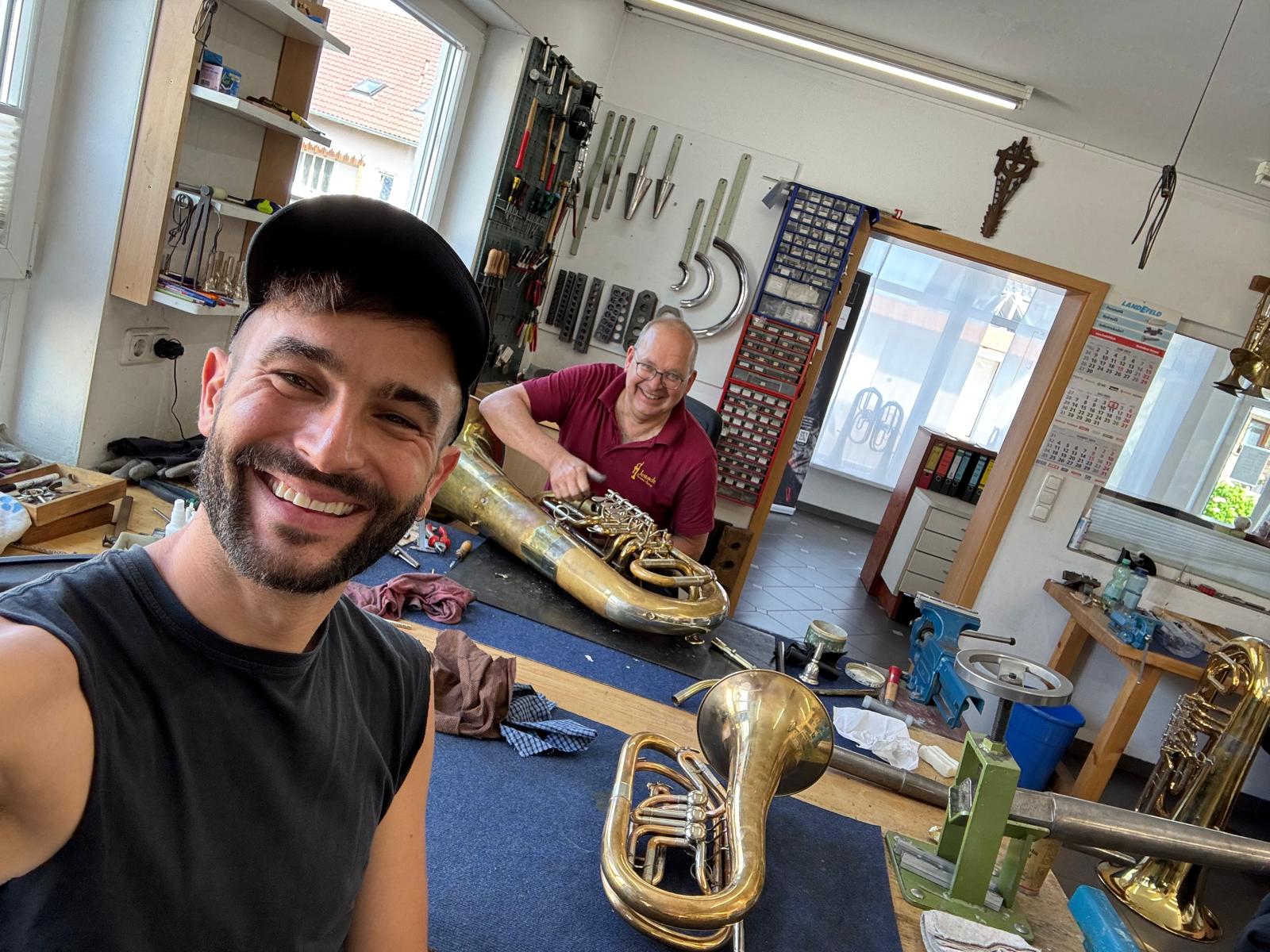 Roman Pizio mit Bernd Jestädt in der Werkstatt von Haus der Musik