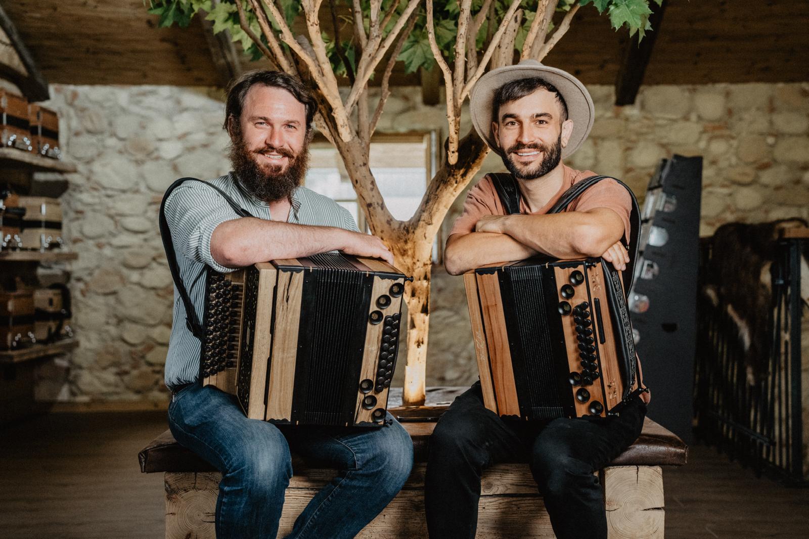 Zwei Musikanten mit Steirischen Harmonikas von Ziach-Kaiser